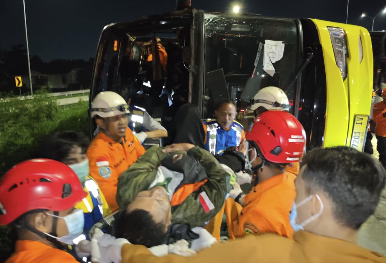 Bus Cahaya Trans Terguling di Exit Tol Krapyak Semarang, 15 Penumpang Tewas